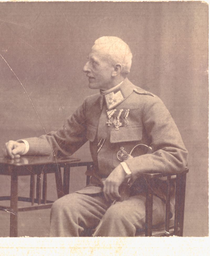 Ismeretlen ezredes, Ferenc József Rend tisztikeresztjét hadiszalagon viselve