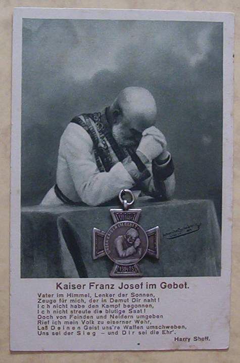 Ferenc József császár imádkozik. Képeslap és patrióta jelvény
