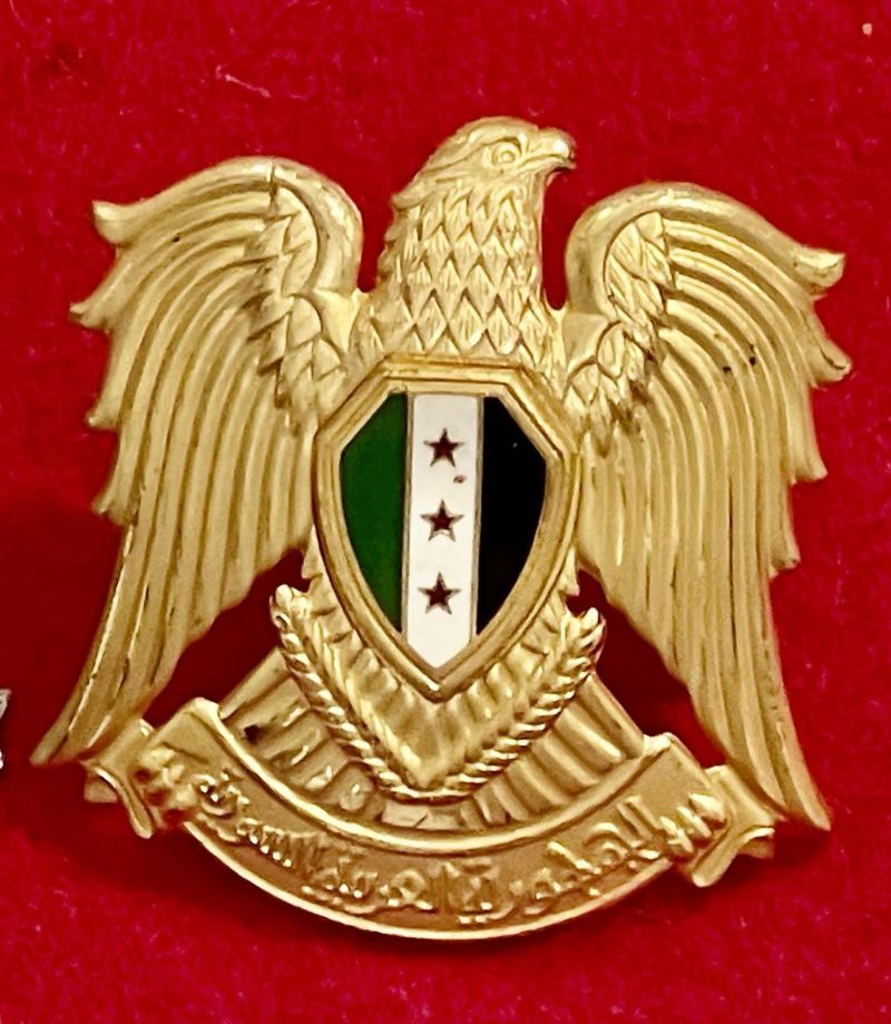 Vélhetően valamelyik arab ország címere, sapkajelvénye lehet.